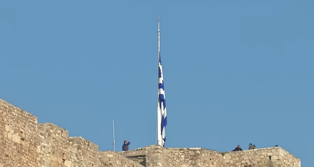 Συγκίνηση και περηφάνια – Η έπαρση της σημαίας στον Ιερό Βράχο της Ακρόπολης (vid)