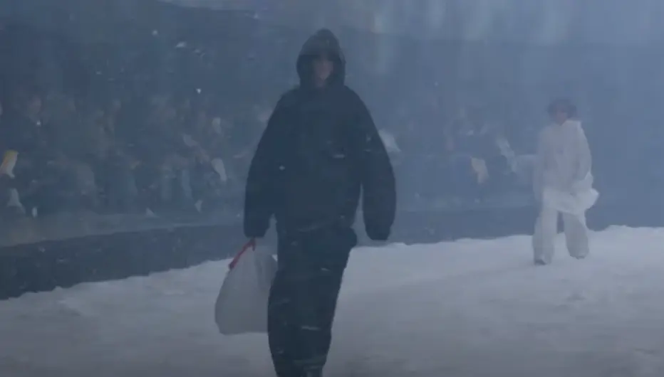 Το αντιπολεμικό σόου του οίκου Balenciaga – Αφιερωμένο στην αντίσταση και τους Ουκρανούς πρόσφυγες (vid)
