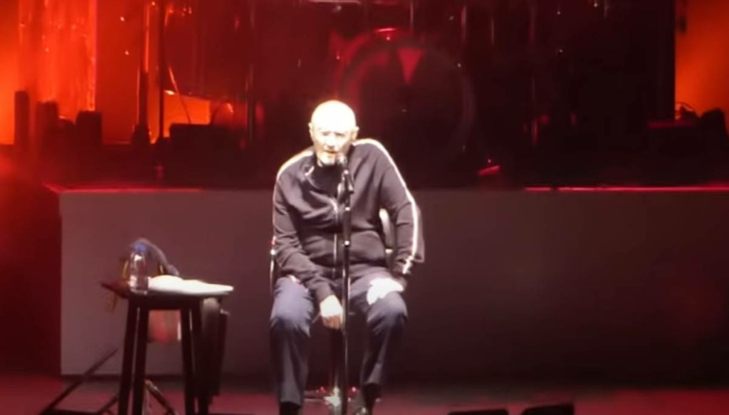 Αγνώριστος ο Phil Collins – Τραγούδησε καθιστός στην τελευταία του συναυλία (vids)