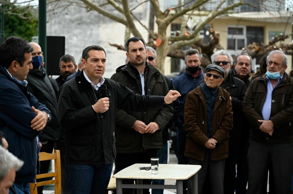 Το “μαύρο” χιούμορ Τσίπρα για τη γρουσουζιά Μητσοτάκη – “Είπα το όνομα του και άρχισε να βρέχει” (vid)