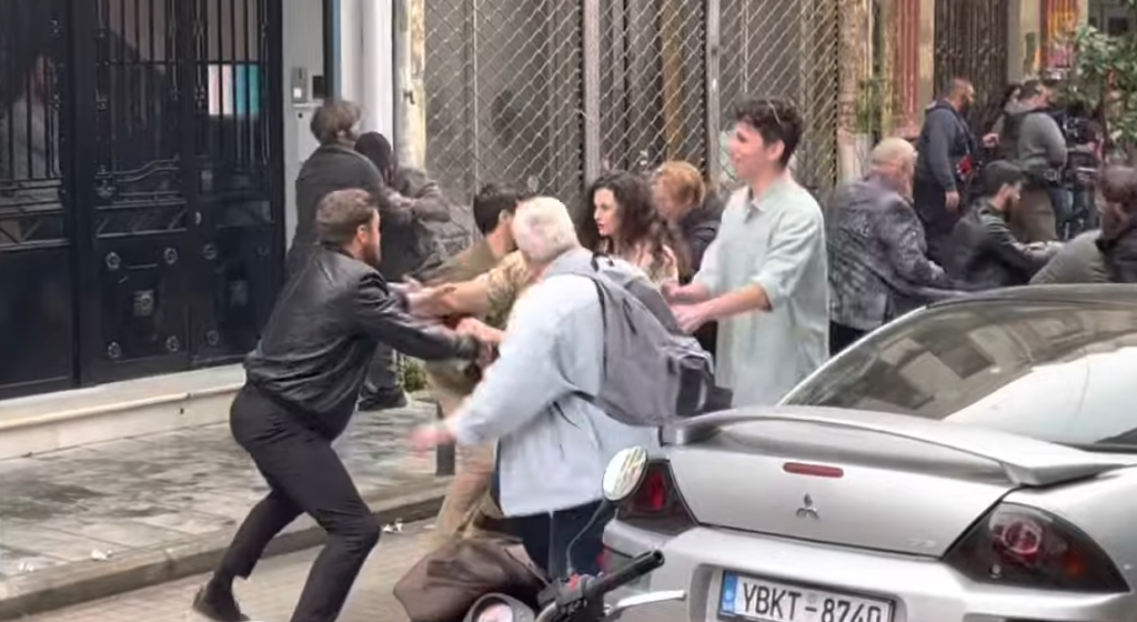 Τα παραλειπόμενα μιας “διαδήλωσης” – Πώς εξελίσσονται τα γυρίσματα του “Bricklayer” (vids)