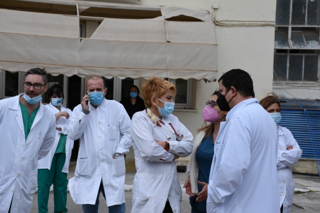 Θρίλερ με το θάνατο τρόφιμου σε ψυχιατρείο – Πιάστηκε στα χέρια και βρέθηκε στο κενό
