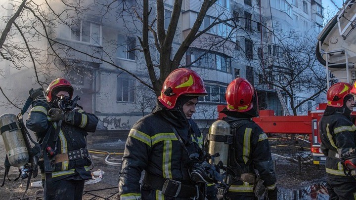 Συντρίμμια πυραύλου έπεσαν σε πολυκατοικία στο Κίεβο – Ένας νεκρός και 30 τραυματίες (vid)