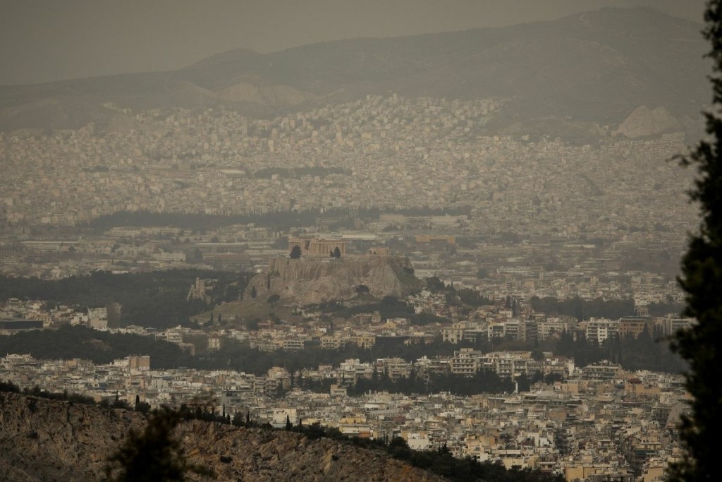 Θα “πνιγούμε” στην αφρικανική σκόνη την επόμενη εβδομάδα – Έρχονται και τριαντάρια