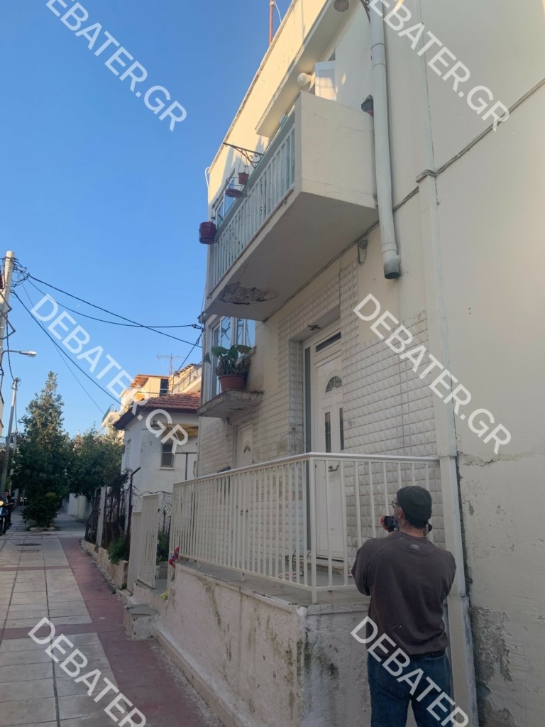 Σοκαρισμένοι οι κάτοικοι στο Αιγάλεω με τη θεία που πέταξε τα ανίψια της από το μπαλκόνι – “Τους πέταγε γλάστρες πριν πηδήξει και η ίδια” (pics)