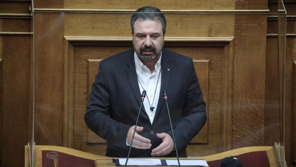 Η ανατρεπτική πρόταση του Σταύρου Αραχωβίτη – “Αντί να στέλνετε καλάσνικοφ στην Ουκρανία, στείλτε κορινθιακή σταφίδα”