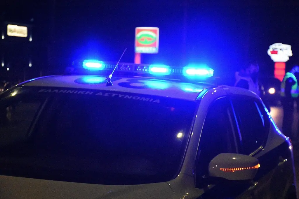 Θρίλερ στην Πεύκη – Έβαλαν φωτιά σε είσοδο πολυκατοικίας που διαμένει δημοσιογράφος