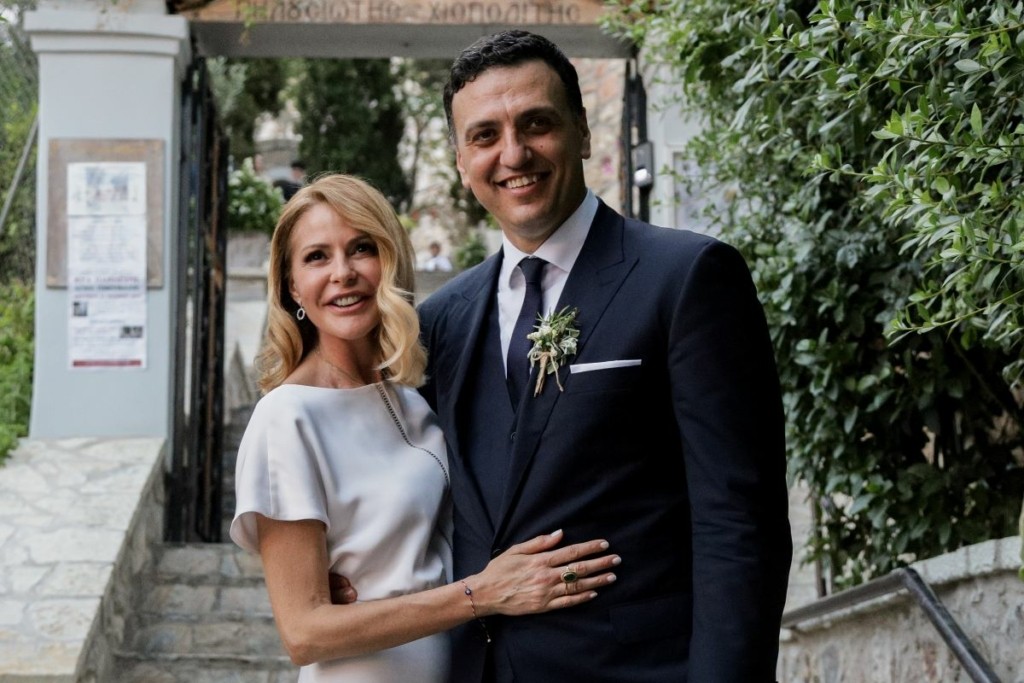 Η Τζένη Μπαλατσινού φωτογραφίζει τον Βασίλη Κικίλια με τον γιο τους στην παρέλαση της 25ης Μαρτίου