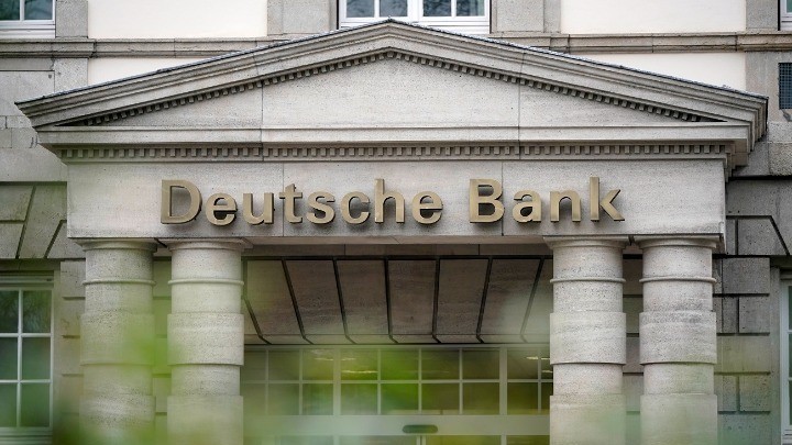 Μετά την κατακραυγή, η Deutsche Bank ανακοίνωσε ότι αποσύρεται πλήρως από τη Ρωσία