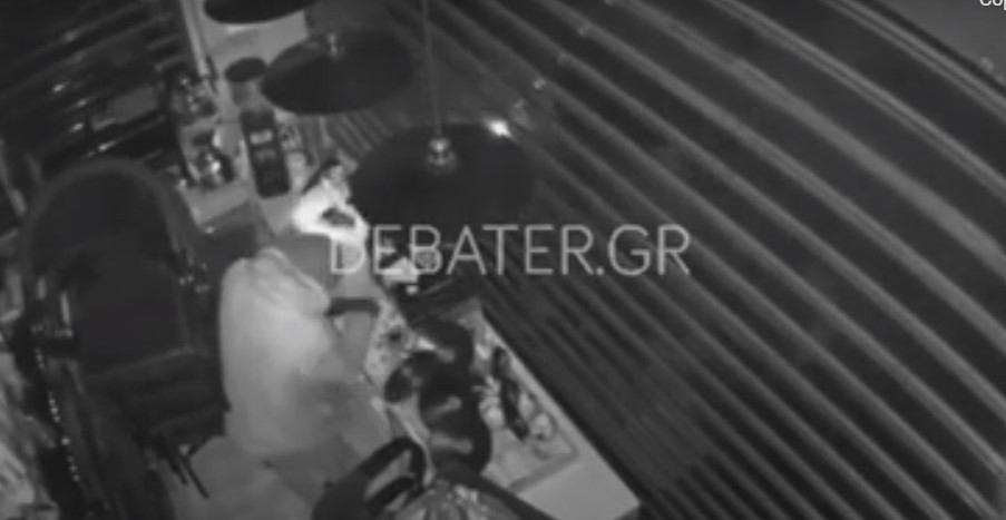 Βίντεο ντοκουμέντο του DEBATER – Η στιγμή που αδίστακτος κλέφτης “ρημάζει” καφέ μπαρ στη Λιοσίων
