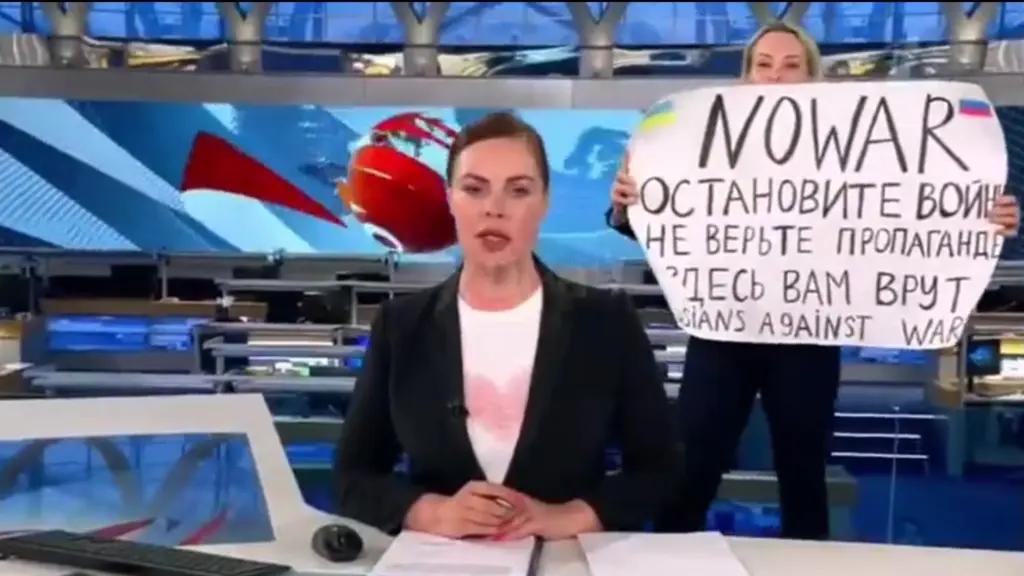 Στα “μαλακά” η διαδηλώτρια που εισέβαλε σε κεντρικό δελτίο ειδήσεων της ρωσικής τηλεόρασης (pic&vid)