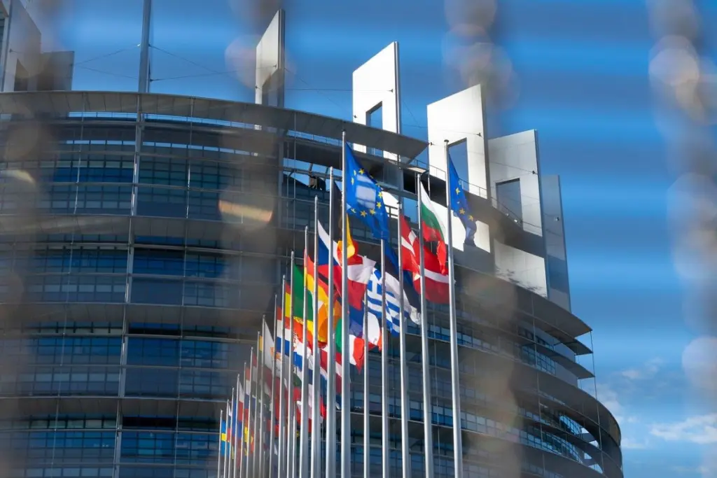 Το Ευρωπαϊκό Κοινοβούλιο “καταδικάζει” τη Ρωσία – Ζητά να χορηγηθεί στην Ουκρανία καθεστώς υποψήφιας προς ένταξη χώρας στην ΕΕ
