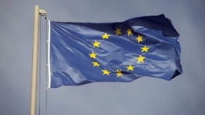 ΕΕ – ΗΠΑ: Νέα εμπορική συμφωνία με μείωση δασμών σε αυτοκίνητα και φάρμακα