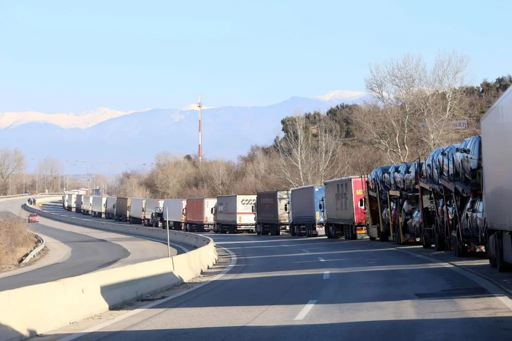 Αποκαλυπτικές εικόνες – Τεράστιες ουρές στα σύνορα Ελλάδας – Βουλγαρίας με φορτηγά να περιμένουν (vid)