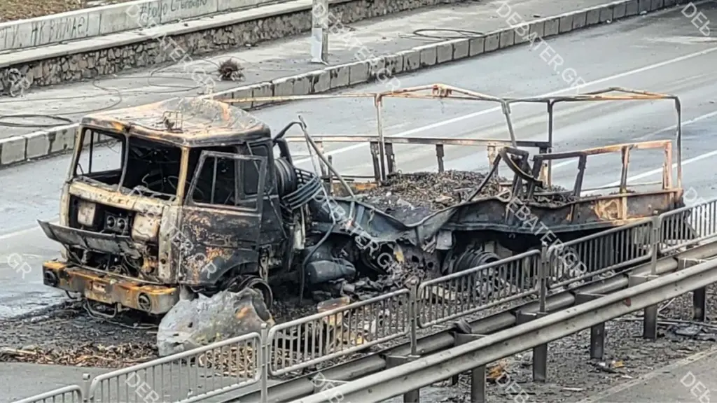 Η πρώτη αποτυχημένη απόπειρα των Ρώσων να μπουν στο Κίεβο – Φορτηγό πέρασε ουκρανικό μπλόκο και κατέληξε στάχτη (pics)