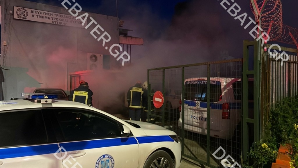 Φωτιά ξέσπασε στο πάρκινγκ της Τροχαίας Περιστερίου (pics&vid)
