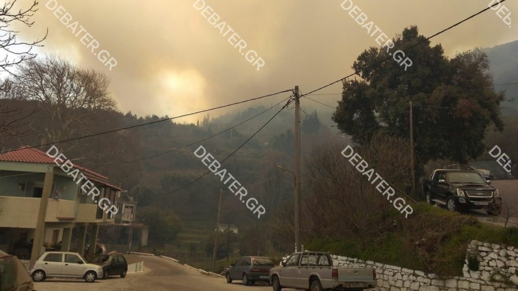 Μεγάλη φωτιά στη Σάμο – Εκκενώνεται το χωριό Βουρλιώτες – Στη “μάχη” και εναέρια μέσα (pics)