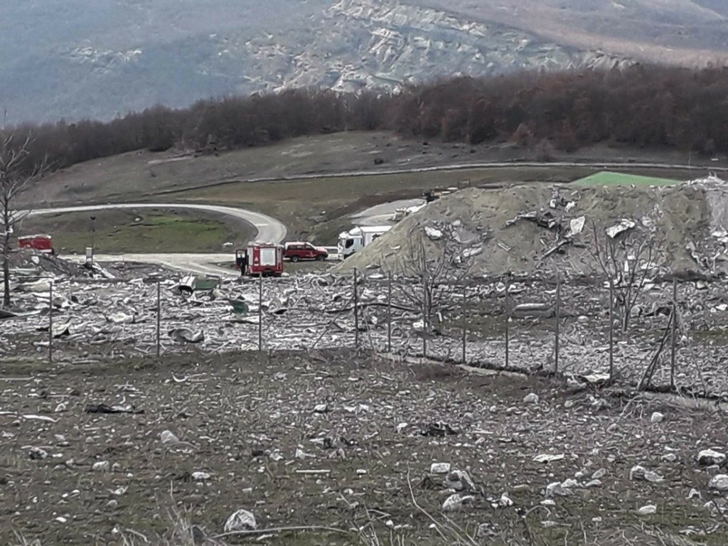 Εξαϋλώθηκαν τα πάντα σε απόσταση μισό στρέμμα μετά την έκρηξη στα Γρεβενά – Ανθρώπινες σάρκες στα χαλάσματα (pics&vid)