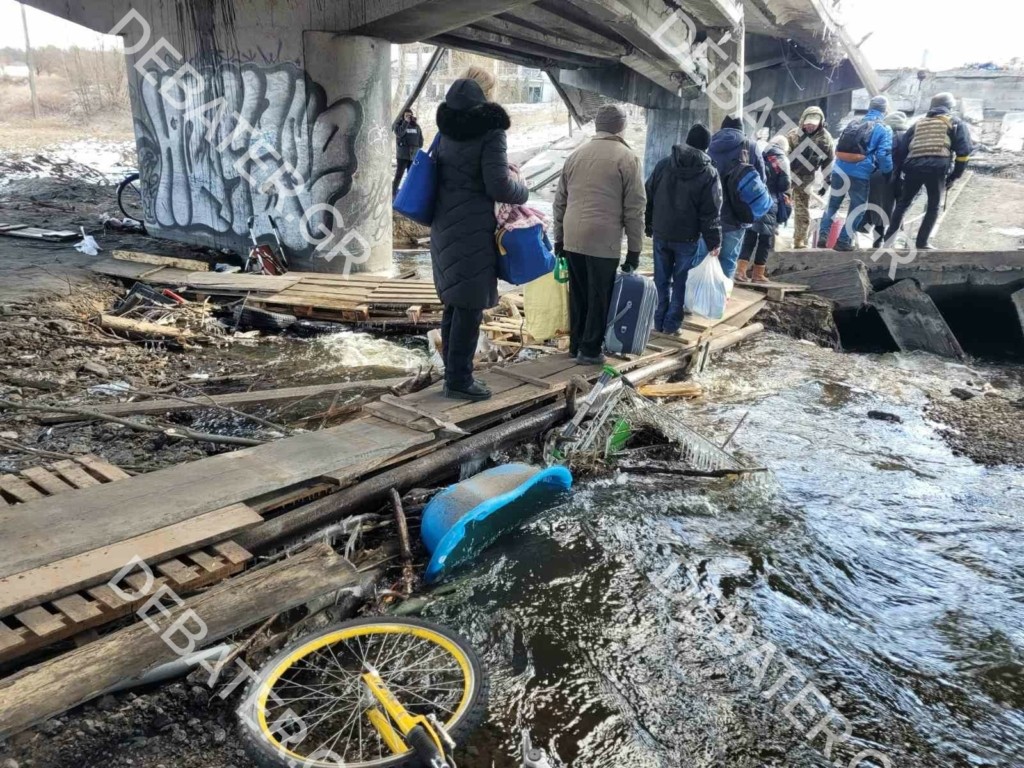 Με κάθε τρόπο εγκαταλείπουν το Ιρπίν – Άμαχοι με τα λιγοστά υπάρχοντά τους περνούν κάτω από συντρίμμια γέφυρας (pics)
