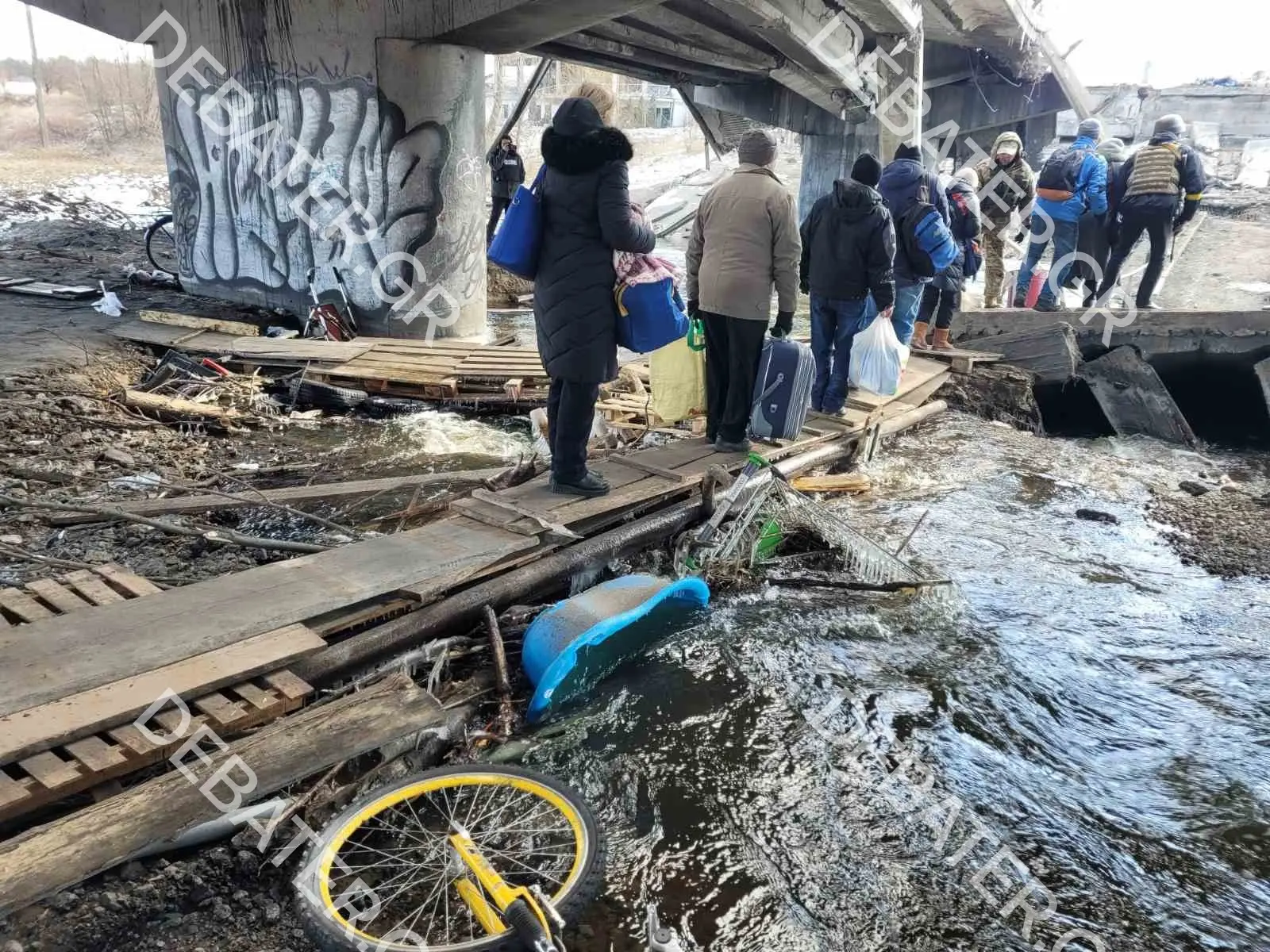 Με κάθε τρόπο εγκαταλείπουν το Ιρπίν – Άμαχοι με τα λιγοστά υπάρχοντά τους περνούν κάτω από συντρίμμια γέφυρας (pics)