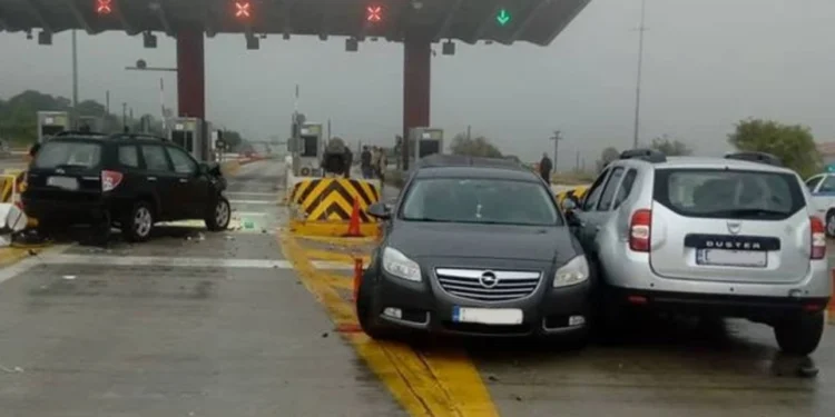 Το τροχαίο της δεκαετίας – Καραμπόλα με 50 αυτοκίνητα στη Θεσσαλονίκη (pic&vid)