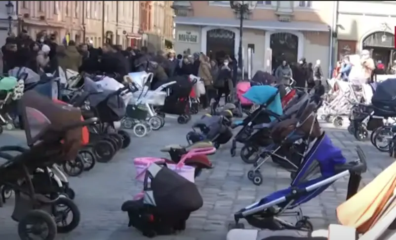 Τα άδεια καρότσια νεκρών μωρών στην Ουρανία στοιχειώνουν τον πλανήτη (pic&vid)