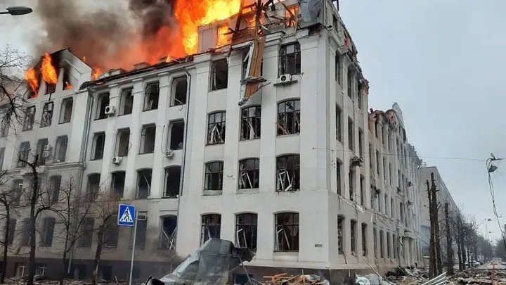 Νύχτα κόλασης με ισχυρές εκρήξεις στο κέντρο του Κιέβου – Στα χέρια των Ρώσων η Χερσώνα (vids)
