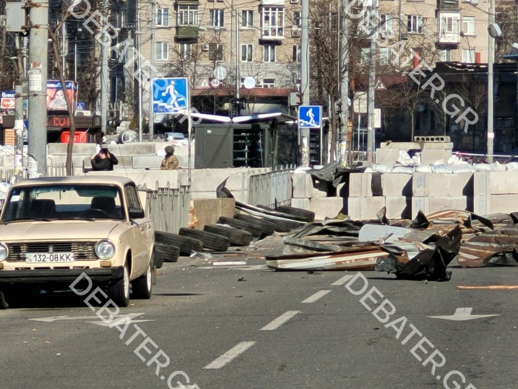 Δυο νεκροί από επιθέσεις σε πολυκατοικίες στο Κίεβο – Μαίνονται οι μάχες στην πρωτεύουσα – Ακούγονται συνέχεια σειρήνες (vids)