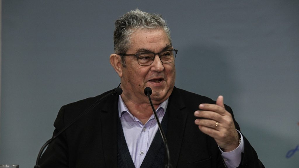 Κουτσούμπας: “Κάθε γυναίκα αξίζει να βαδίσει τον δρόμο της σύγκρουσης με αυτό το σάπιο σύστημα για να αλλάξει μαχητικά τη ζωή της”