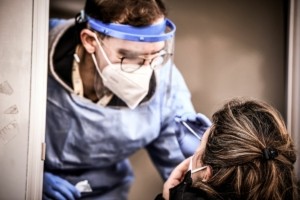 ΕΟΔΥ: Δύο θάνατοι από κορονοϊό και ένα σοβαρό κρούσμα γρίπης με νοσηλεία σε ΜΕΘ