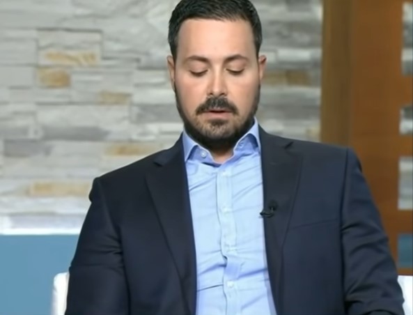 Συγκλονισμένος ο Πέτρος Κουσουλός – Έσπασαν το αυτοκίνητο του – Οι αναρτήσεις του για την Πάτρα (pics)