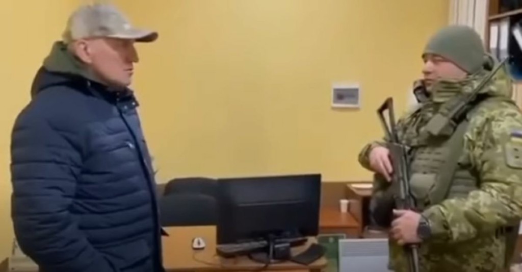 Η στιγμή που Ουκρανός στρατιωτικός πετάει  τα “30 αργύρια” στον Λευκορώσο πρέσβη στο Κίεβο (vid)