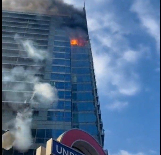 Υπό έλεγχο η μεγάλη πυρκαγιά που ξέσπασε σε πολυώροφο κτίριο στο Λονδίνο (vid)