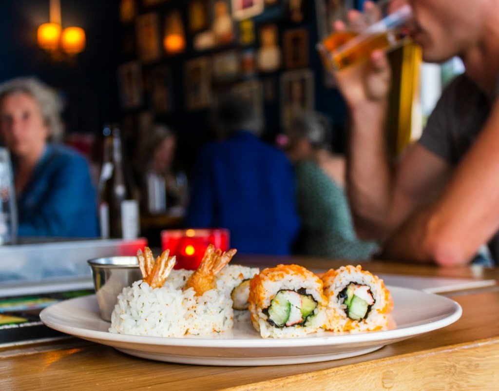 Άνδρας εισέβαλε σε πασίγνωστο sushi bar και άρχισε να… αυνανίζεται