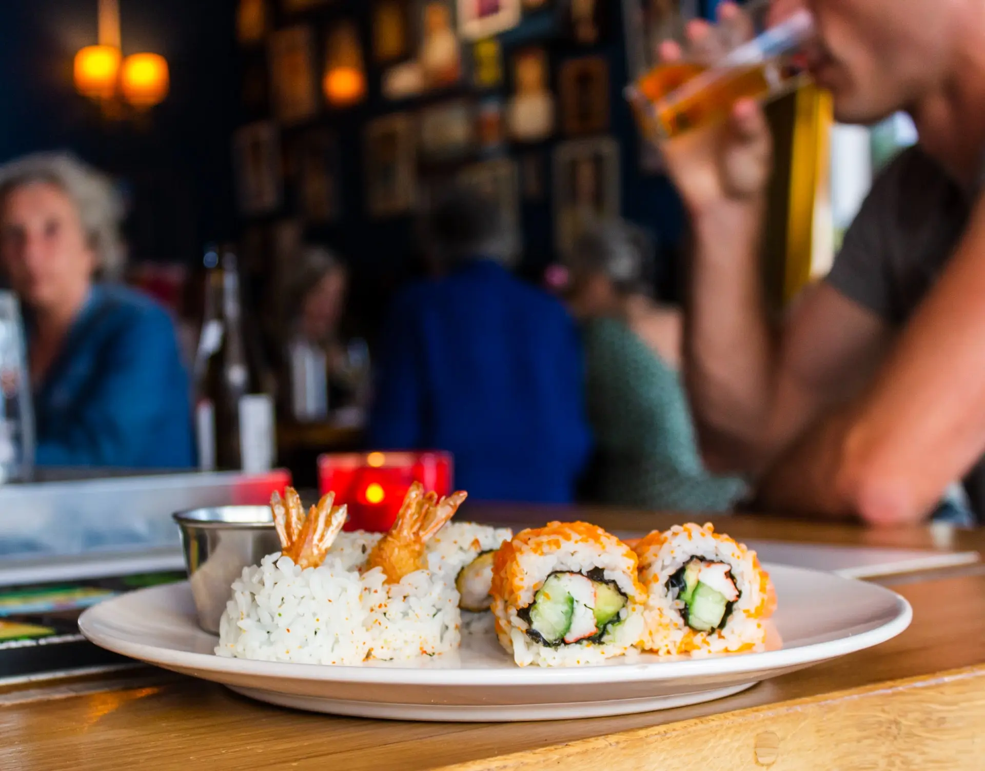 Άνδρας εισέβαλε σε πασίγνωστο sushi bar και άρχισε να… αυνανίζεται