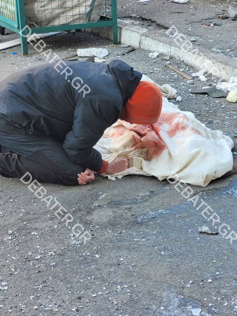 Το πραγματικό πρόσωπο του πολέμου – Ένας άντρας θρηνεί δίπλα στη νεκρή μητέρα του