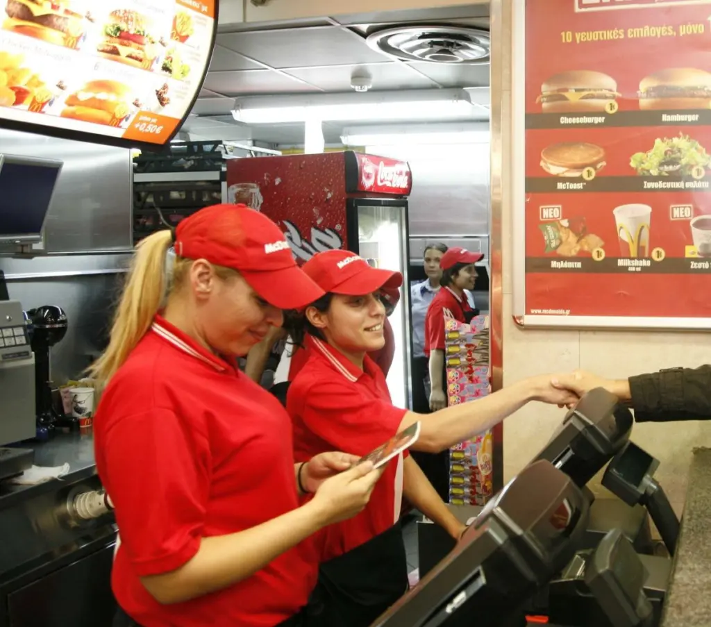 Κλείνουν τα McDonald’s στη Ρωσία