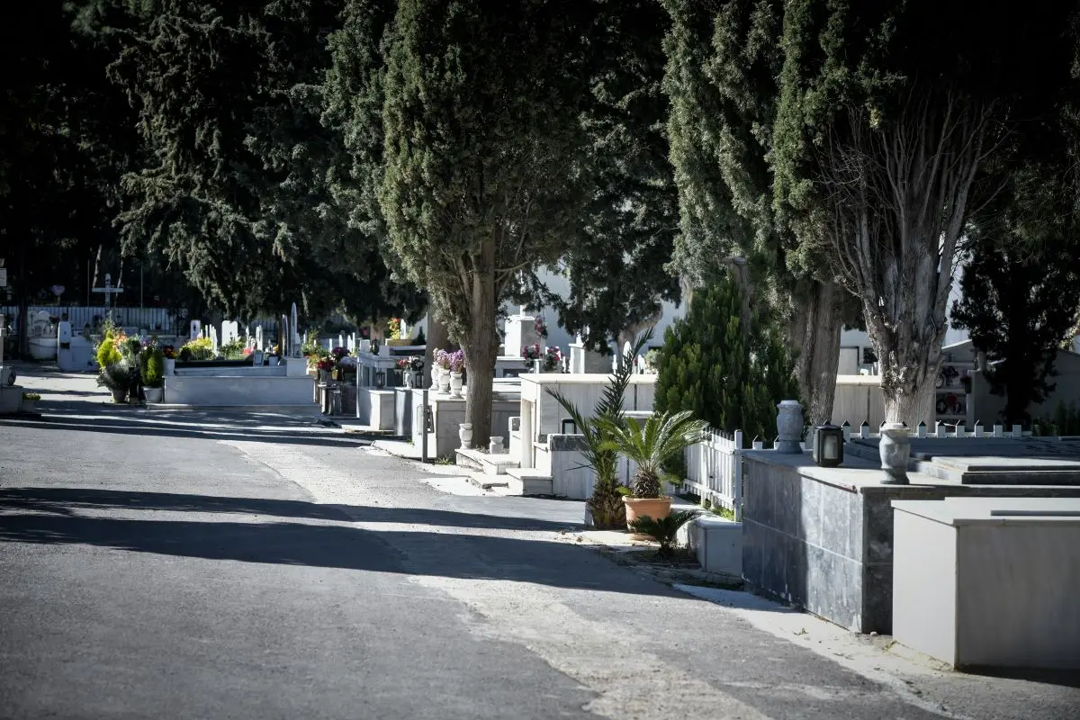 Συνελήφθη 40χρονος που είχε “ρημάξει” τα νεκροταφεία της Ανατολικής Αττικής – Είχε βεβηλώσει πλήθος τάφων