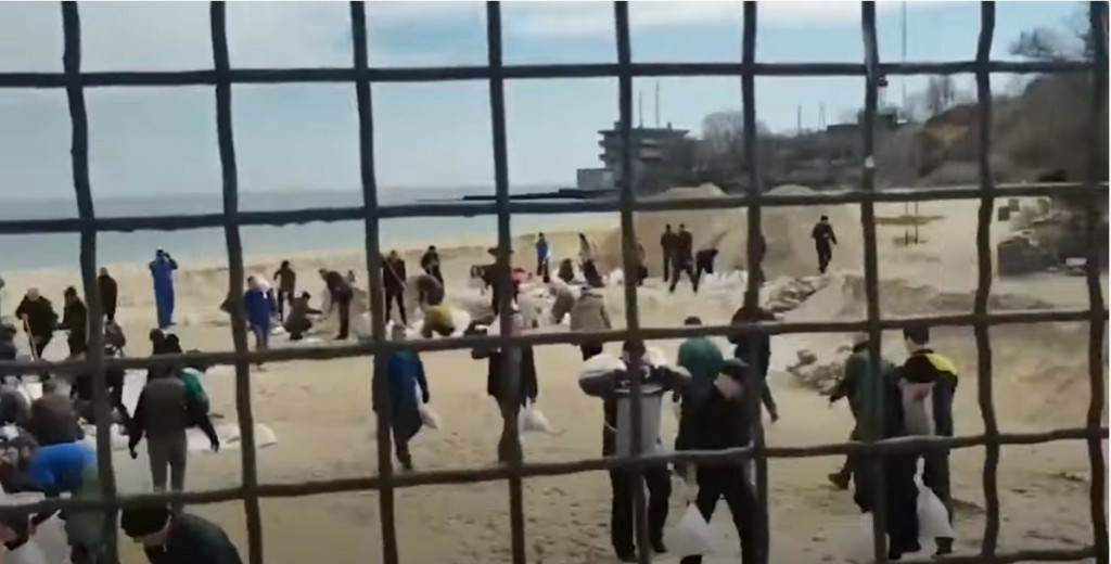 Αλύγιστο το ηθικό των κατοίκων στην Οδησσό – Οχυρώνουν την πόλη με σακιά άμμου υπό τους ήχους των Bon Jovi (vid)