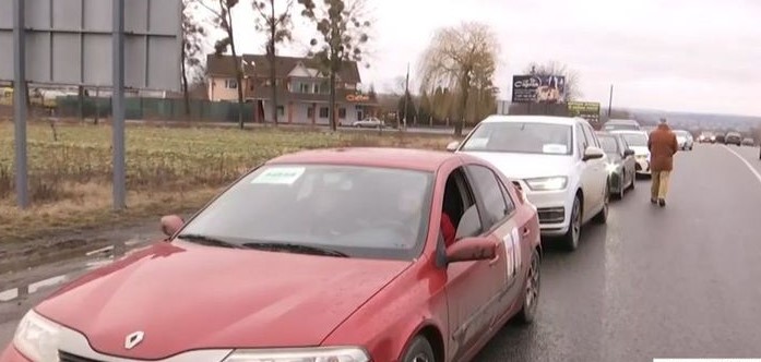 Συνεχίζεται για τρίτη ημέρα η “Οδύσσεια” για το ελληνικό κονβόι – Στόχος να περάσουν τα σύνορα μέχρι το βράδυ (vids)