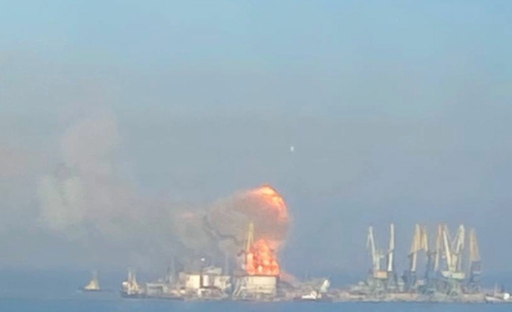 Πυκνός καπνός στο λιμάνι του Μπερντιάνσκ – Οι Ουκρανοί υποστηρίζουν ότι κατέστρεψαν ρωσικό πλοίο (pics&vids)