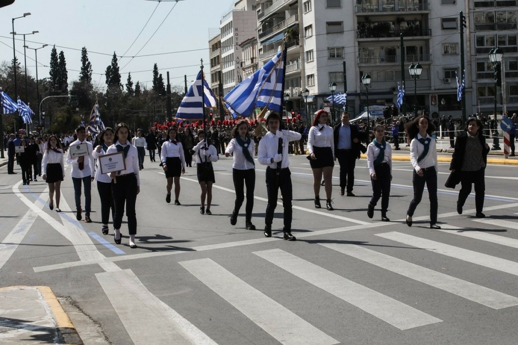 Πλήθος κόσμου στη μαθητική παρέλαση για την 25η Μαρτίου – Με αντιπολεμικά μηνύματα οι μαθητές (pics)