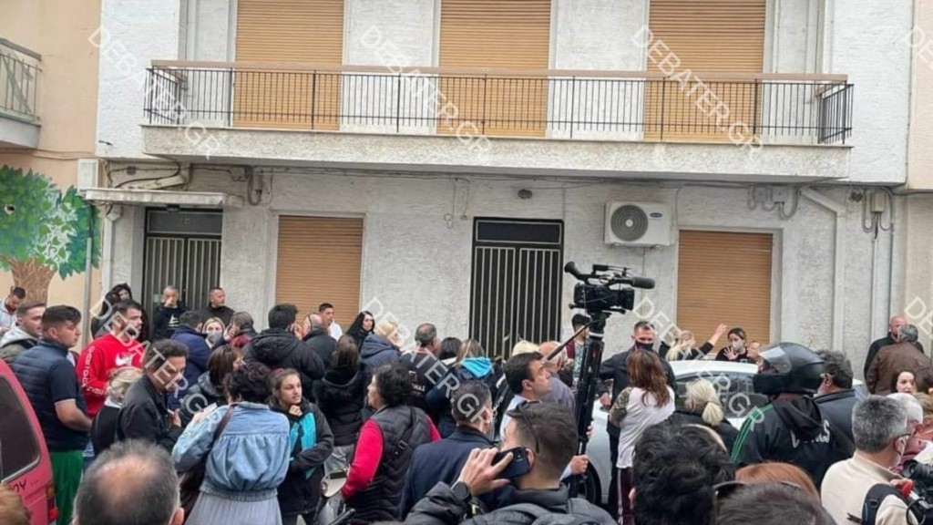 Τραβούσαν τη μάνα της Ρούλας Πισπιρίγκου για να τη σώσουν από το εξαγριωμένο πλήθος (vids)