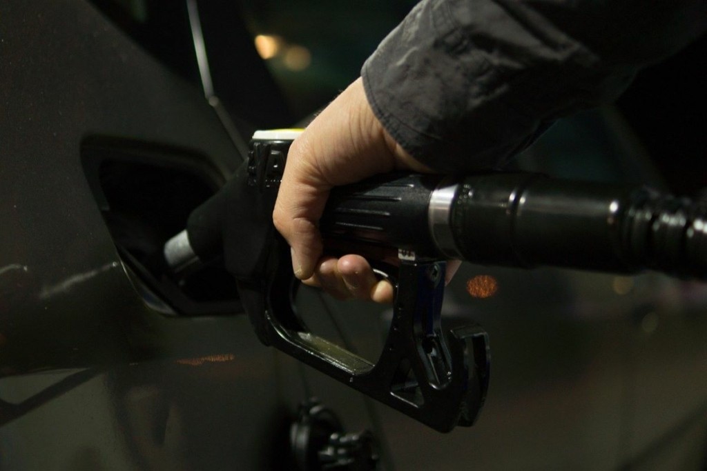 Σε υψηλό σχεδόν 10ετίας η τιμή του πετρελαίου – Ρεκόρ για το αέριο και το αλουμίνιο
