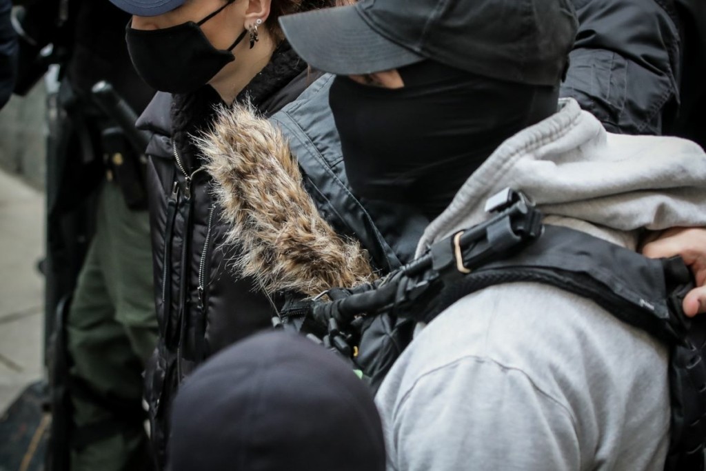 Πώς πέρασε η Ρούλα Πισπιρίγκου τη δεύτερη νύχτα στη ΓΑΔΑ – Μεταφέρθηκε στον 7ο όροφο και παραμένει ψυχρή και ανέκφραστη (vids)