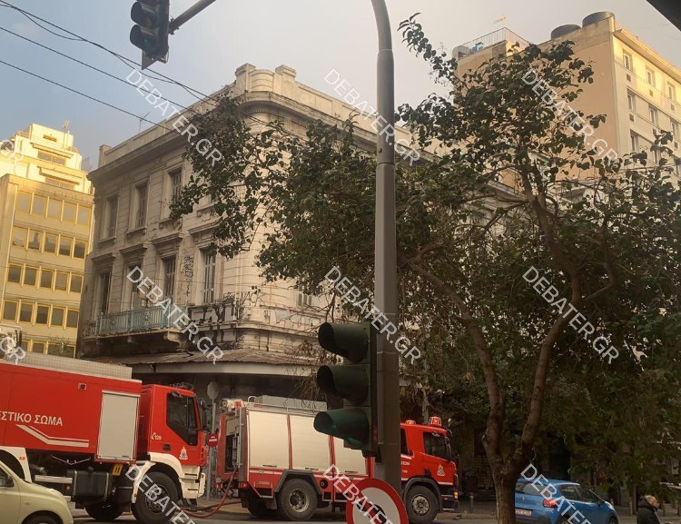 Φωτιά ξέσπασε σε ισόγειο στο κέντρο της Αθήνας – Μεγάλη επιχείρηση της πυροσβεστικής (pic)
