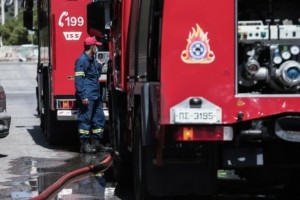 Πυρκαγιά έξω από το στρατόπεδο Τατοΐου – Δεν εμπνέει ανησυχία