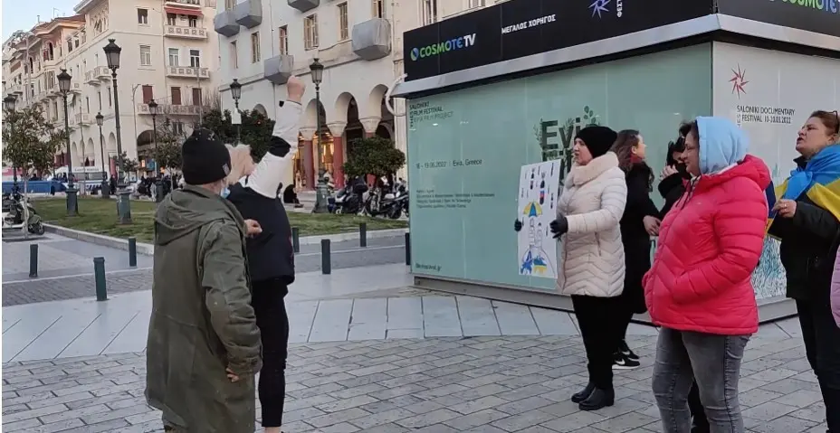 Ένταση στη Θεσσαλονίκη όταν γυναίκα άρχισε να φωνάζει υπέρ της Ρωσίας σε ουκρανική κινητοποίηση (vid)