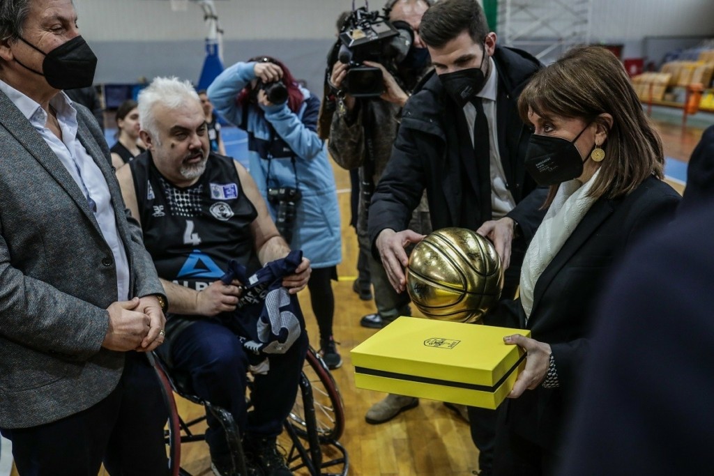 Παρακολούθησε αγώνα μπάσκετ με αμαξίδιο η Σακελλαροπούλου – Έδωσε φανέλες με το όνομα της (pics)