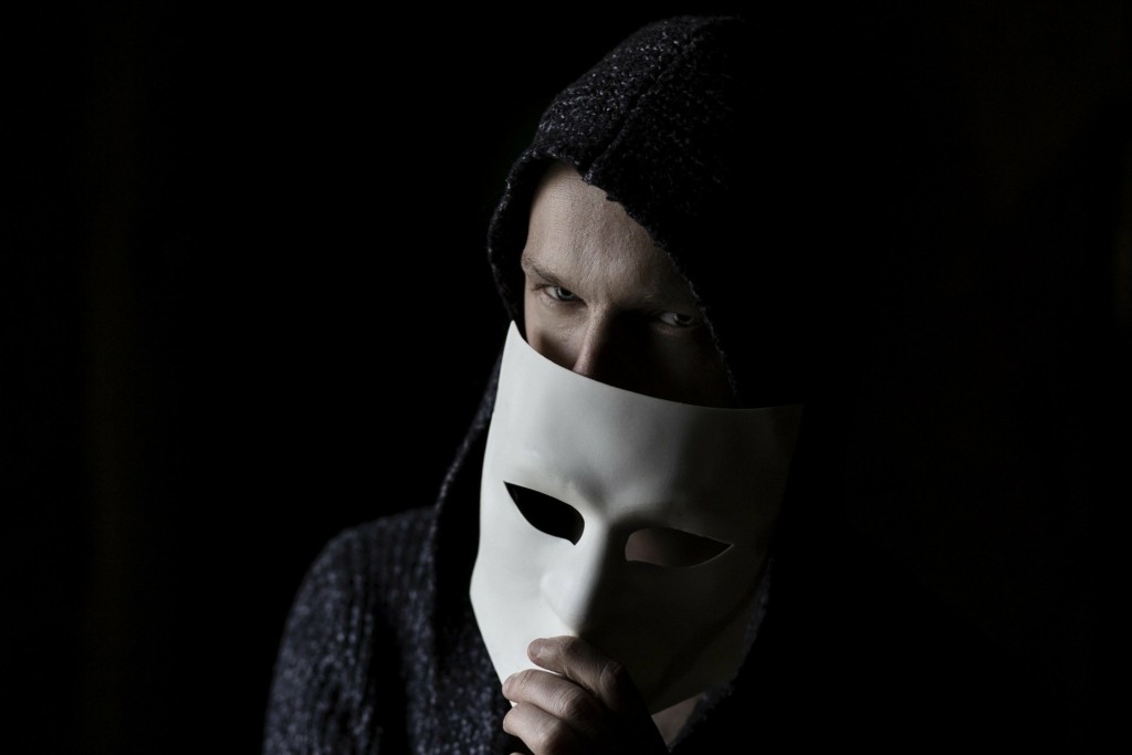 Ο “εραστής του Facebook” – Υποδυόταν τον στρατιωτικό σε γυναίκες, παρίστανε τον ερωτευμένο και τους άρπαζε χρήματα